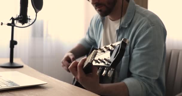 Close-up jonge mannelijke muzikant spelen gitaar. — Stockvideo