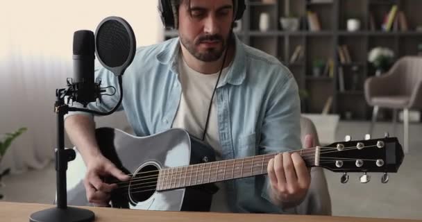 Profesionální mladý muž kytarista nahrávání vlastní píseň. — Stock video