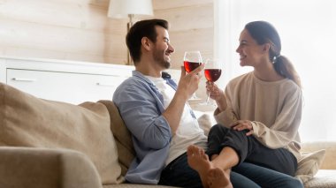 Mutlu çift evde rahatlayıp bunu şarapla kutluyor.