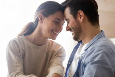 Mutlu çiftlerin kucaklaşmasını kapatın.