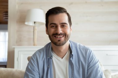 Videodaki gülümseyen adamın portresi.