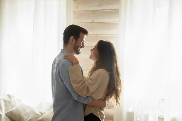 Feliz pareja de baile celebrar aniversario en casa — Foto de Stock