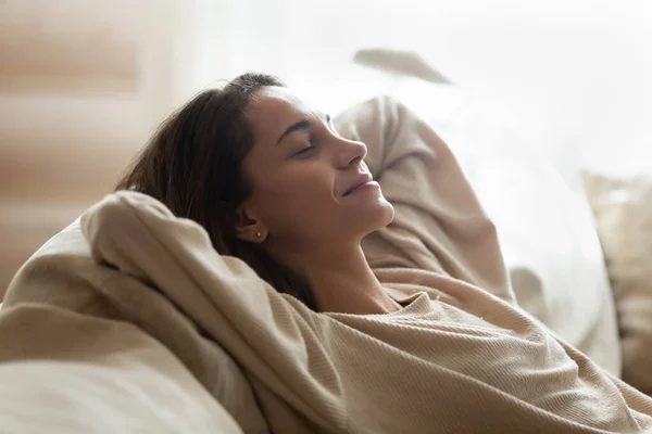 Klidná mladá žena relaxovat doma s šlofíkem — Stock fotografie