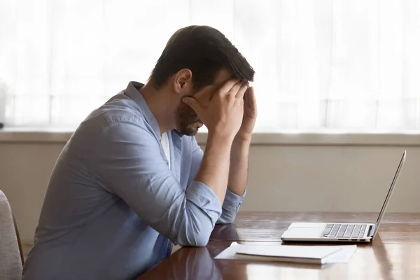 El hombre infeliz se siente angustiado trabajando en la computadora — Foto de Stock