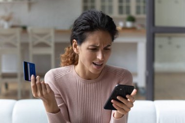 Kızgın Bayan Ebank istemcisi kredi kartından yanlış parola girin