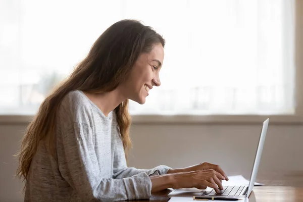 微笑的女人在电脑咨询客户上工作 — 图库照片