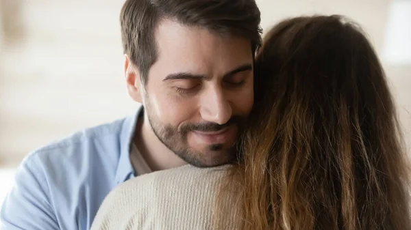 Feliz caucásico hombre abrazo esposa mostrando amor — Foto de Stock