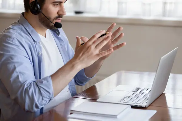 Mannelijke coach in hoofdtelefoon praten op video bellen — Stockfoto