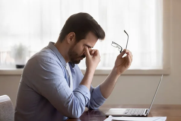 Moe blanke man lijdt aan hoofdpijn werken op de computer — Stockfoto