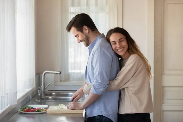 Felice coppia affittuari cucinare insieme in cucina — Foto Stock