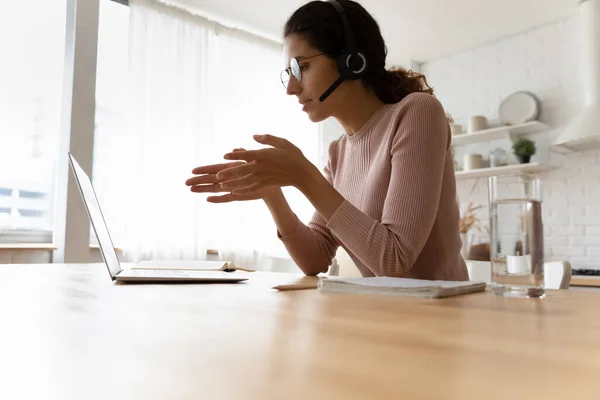 Ispanico femmina prendere parte a evento virtuale sul computer portatile — Foto Stock