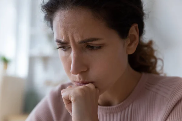 Triste bouleversé millénaire hispanique femme penser à résoudre des problèmes difficiles — Photo