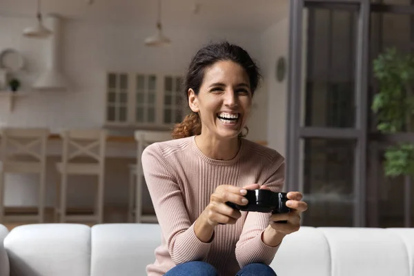 Emocionada mujer hispana milenaria pasar el tiempo libre para jugar videojuego — Foto de Stock