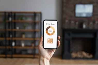 Akıllı ev uygulamalı telefon kadın eliyle ekranda