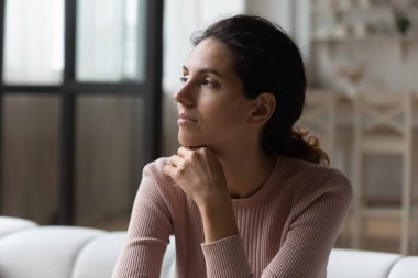 Bin yıllık düşünceli İspanyol kadın duygusal düşüncelerde kayboldu.