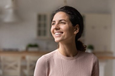 Gülümseyen genç Latin bayan mesafeye bak iyimser geleceği gözünde canlandır