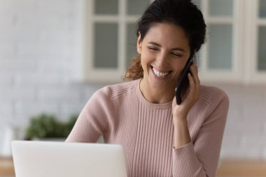 Pozitif genç İspanyol kadın uzak bir işte cep telefonu kullanıyor.