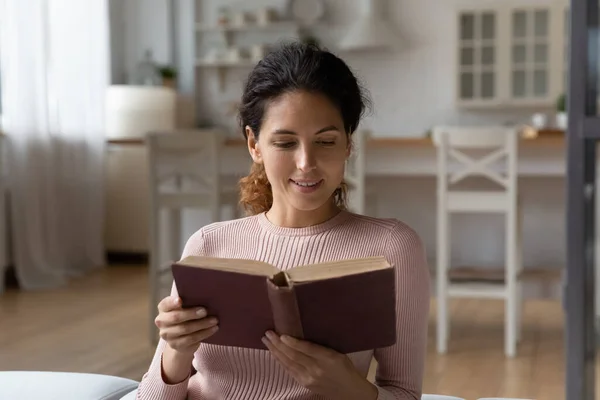 Intelligent latinamerikansk kvinna läser gammal antikvarisk bok — Stockfoto