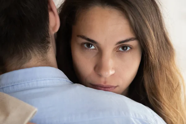 Ritratto di giovane donna abbracciare uomo sensazione dubbia — Foto Stock