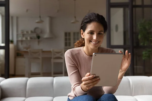 Mujer latina confiada mantenga zoom tableta en la imagen en la pantalla — Foto de Stock