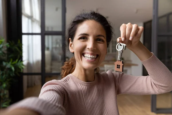 Mujer feliz orgulloso comprador plano hacer video llamada mostrar clave —  Fotos de Stock