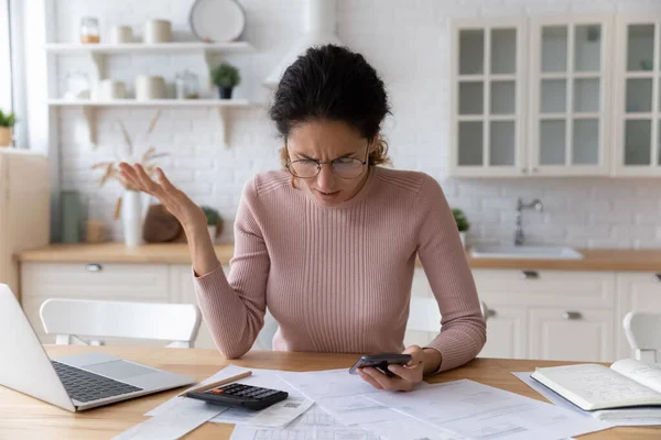Anxious lady mobile bank client dissatisfied with bad app work — Stock Photo, Image