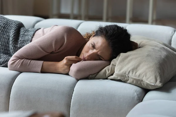 Stressato triste donna latina sdraiata sul divano in grado di dormire — Foto Stock