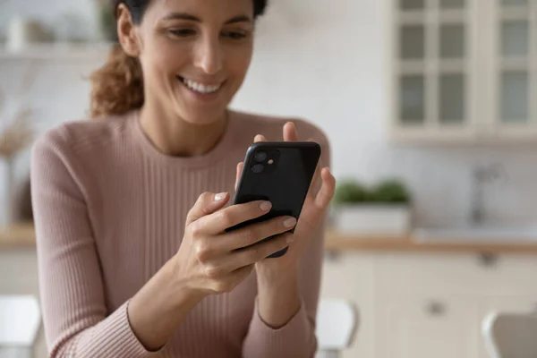 Nahaufnahme einer glücklichen Millennial-Frau, die zu Hause telefoniert — Stockfoto