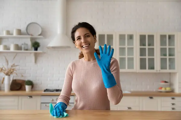 Портрет улыбающейся женщины-блогера, рекламирующей новые чистящие средства для дома — стоковое фото