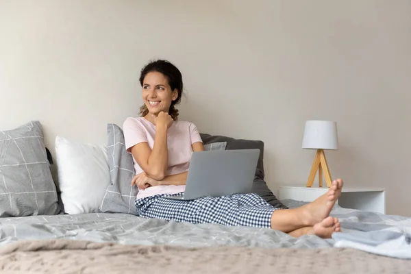 Mujer latina viajero sueño en habitación de hotel de lujo usando portátil — Foto de Stock