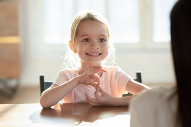 Küçük kız çocuğu öğretmenle birlikte telaffuz etmeyi öğrenir.