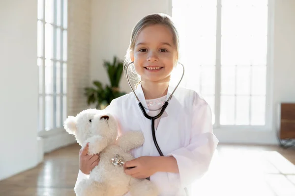 Porträtt av liten flicka barn spela sjukhus spel — Stockfoto