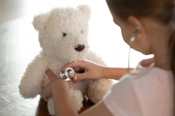 Cura bambina bambino giocare medico con giocattolo — Foto Stock
