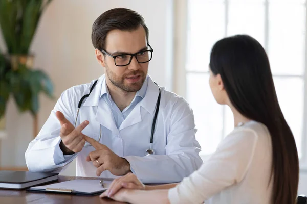 Médico masculino consultar paciente do sexo feminino no hospital — Fotografia de Stock