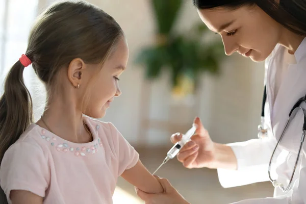 Vrouwelijke verpleegkundige vaccineren kleine kind patiënt in het ziekenhuis — Stockfoto