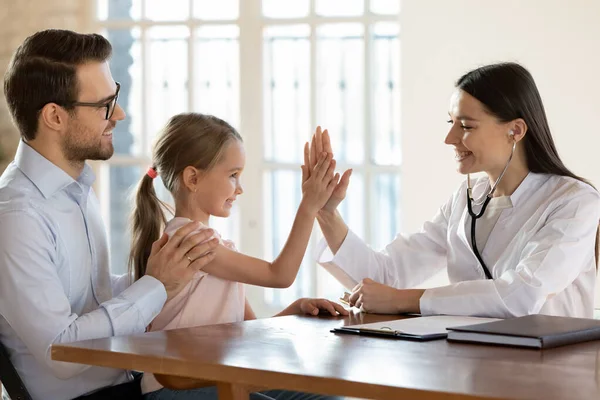 Glimlachend klein kind geef high five aan zorgzame vrouwelijke arts — Stockfoto