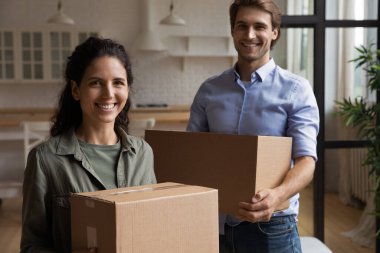 Kutu taşıyan mutlu çiftin portresi, taşınma günü konsepti.