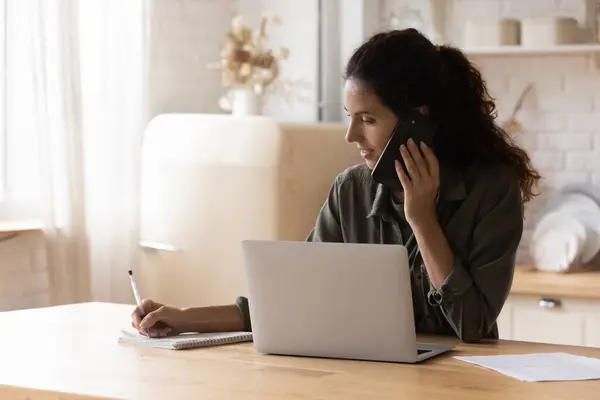 Mujer segura haciendo llamadas telefónicas, tomando notas, consultando al cliente — Foto de Stock