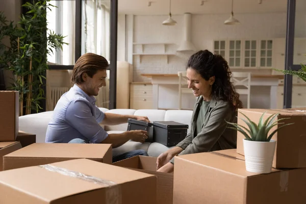 Щаслива пара розпаковує коробки, переїжджаючи до першої власної квартири — стокове фото