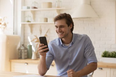 Neşeli adamı kapat telefon ekranına bak, eğleniyor.