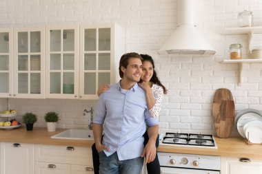 Mutlu rüya gibi çift sarılıyor, bir kenara bakıyor, geleceği hayal ediyor.