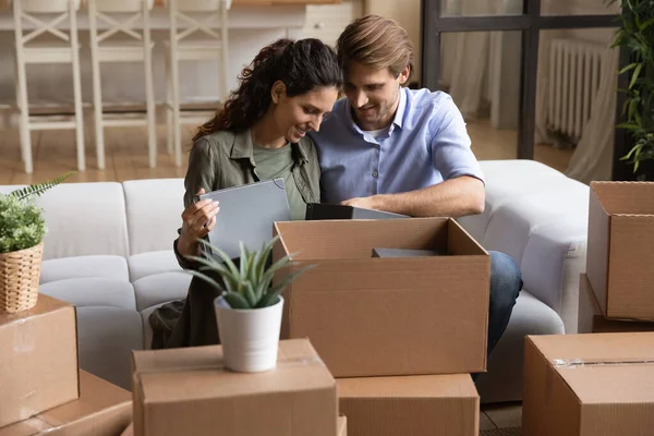 Acercamiento feliz familia joven desempacar cajas juntos, día de mudanza —  Fotos de Stock