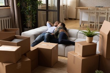 Yeni dairede taşındıktan sonra mutlu ve rahat bir aile.