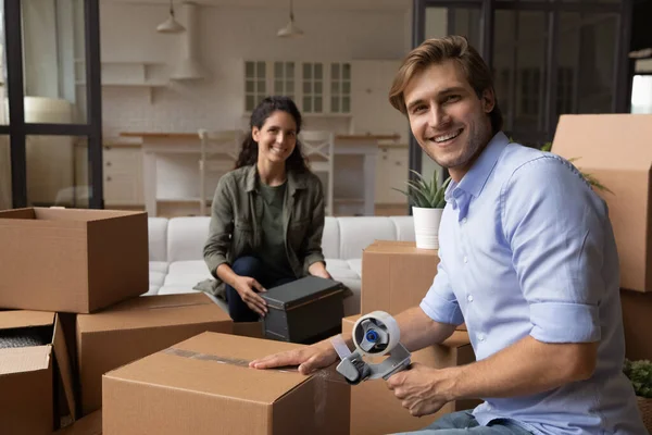 Retrato familia feliz preparándose para la reubicación, cajas de embalaje con pertenencias — Foto de Stock