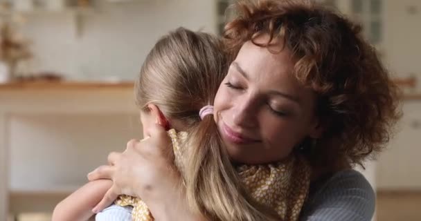 Mujer abrazando pequeña hija sintiendo amor da protección y cuidado — Vídeos de Stock