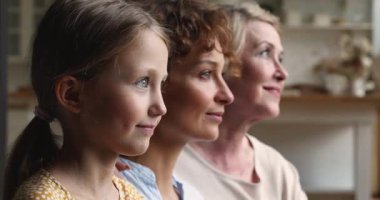 Yakın çekim profili, sıralanmış çeşitli kadın neslinin görüntüleriyle karşılaşıyor