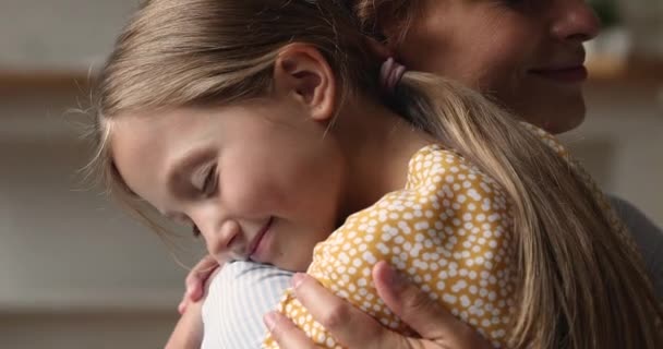 Pequeña hija abrazo adorado mami disfrutar momento de ternura primer plano — Vídeos de Stock