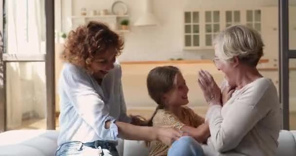 Diversas mulheres multi-geracionais família se divertindo fazendo cócegas uns aos outros — Vídeo de Stock