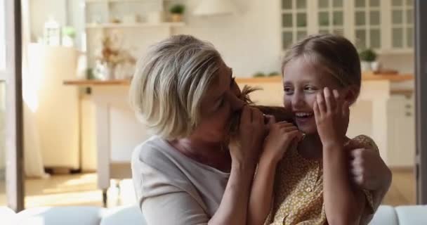 Oudere oma haar kleine kleindochter rommelen rond lachen plezier hebben — Stockvideo