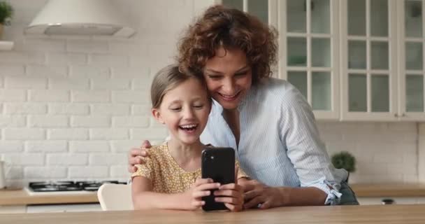 Matka a malá dcera se baví pomocí chytrého telefonu — Stock video